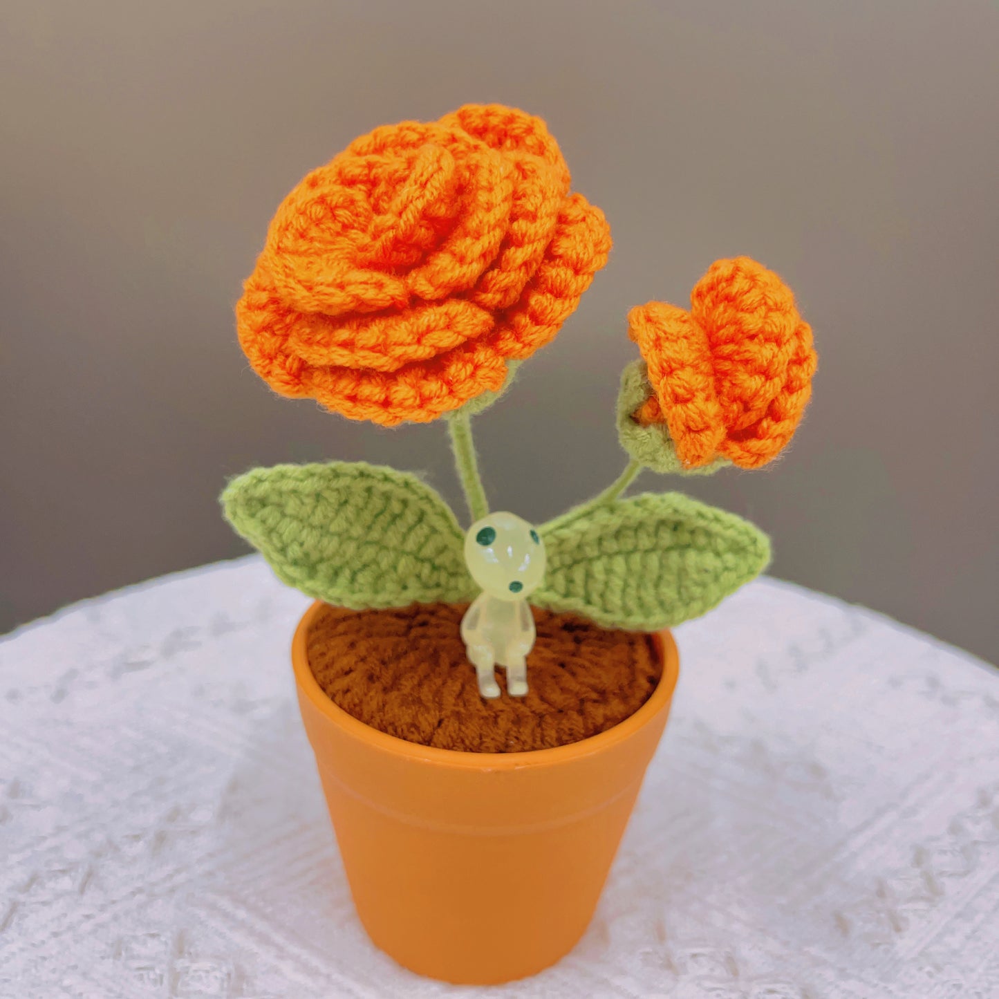 Piante di Rose Realizzate a Mano a Maglia - Finto Fiore Realistico - Decorazione Unica per la Casa - Regalo Perfetto per gli Amanti delle Piante - Fatto a Mano - Regalo per la Festa del Padre 2024