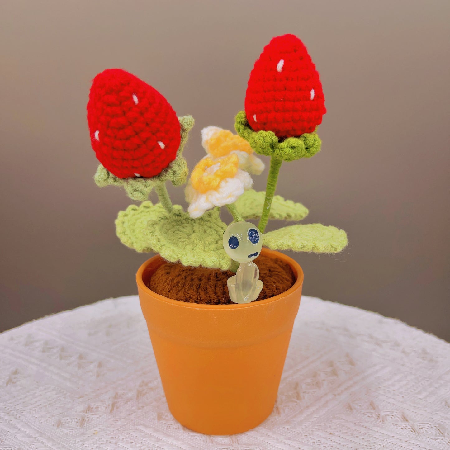Handmade Strawberry Crochet Pot Plant - Adorabile Decorazione per la Casa - Regalo Perfetto per gli Amanti delle Piante - Pianta Falsa Realistica con una Luce Morbida - Realizzata a Mano