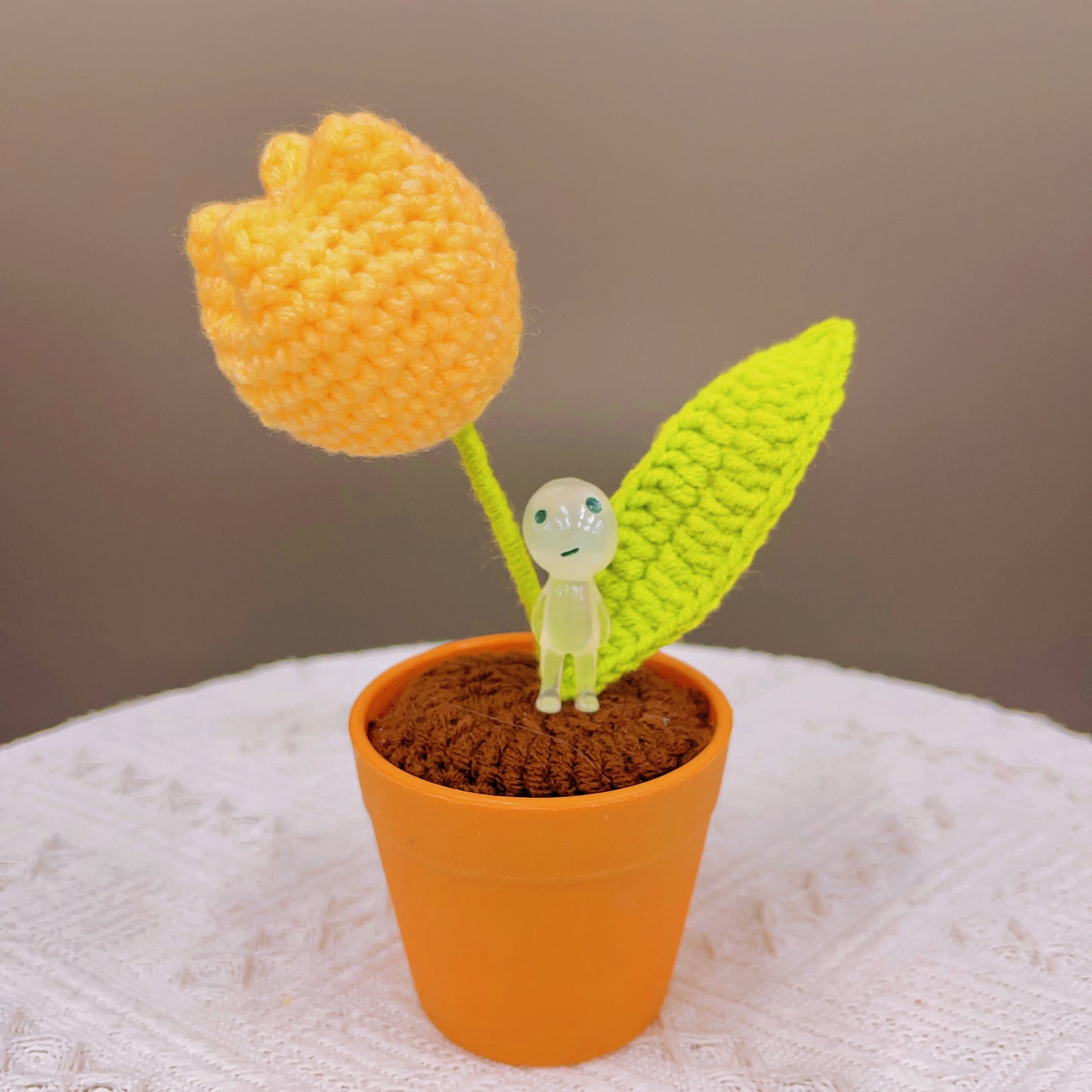 Pianta di tulipano a maglia fatta a mano - Finto fiore realistico - Decorazione unica per la casa - Regalo perfetto per gli amanti delle piante - Fatto a mano su misura