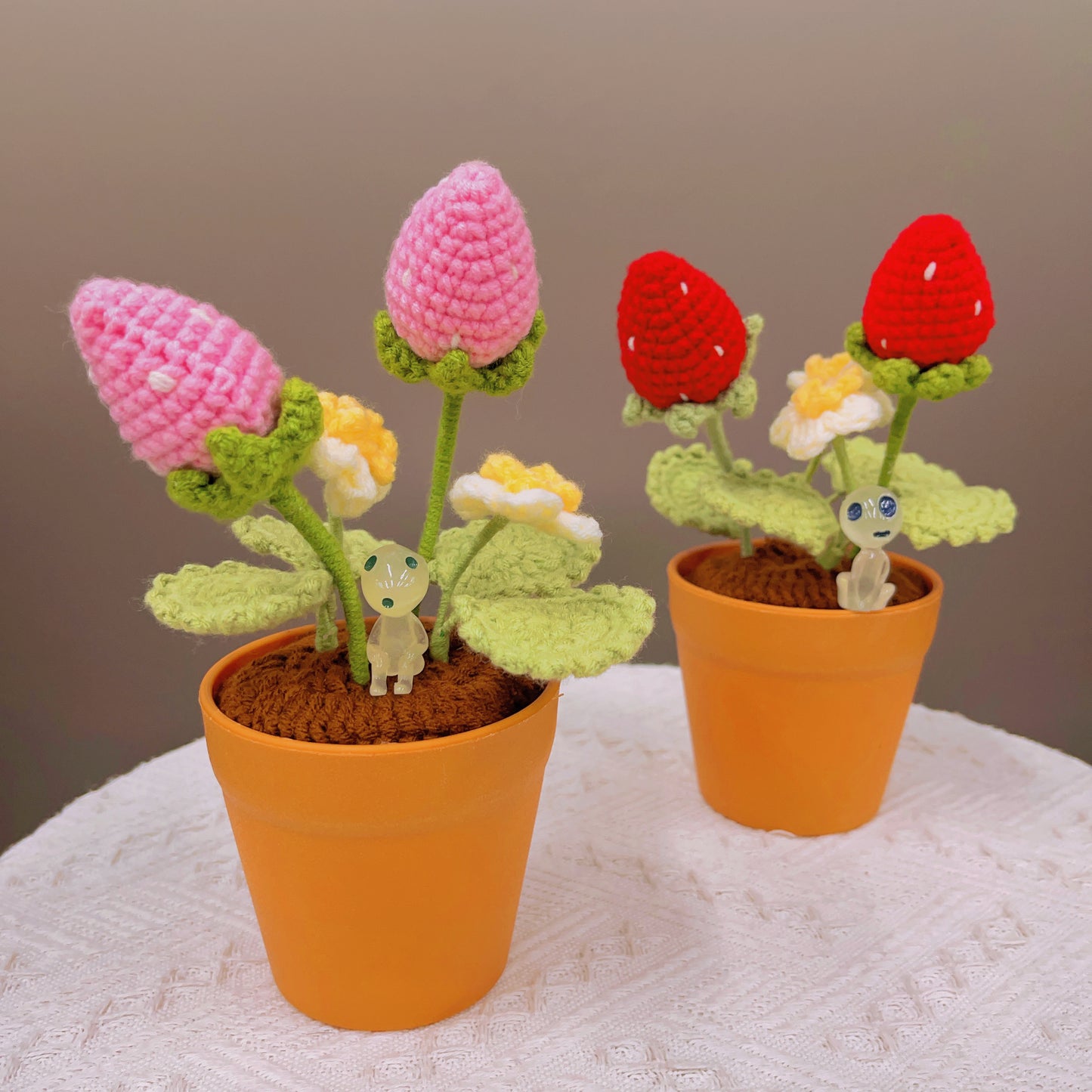 Handmade Strawberry Crochet Pot Plant - Adorabile Decorazione per la Casa - Regalo Perfetto per gli Amanti delle Piante - Pianta Falsa Realistica con una Luce Morbida - Realizzata a Mano