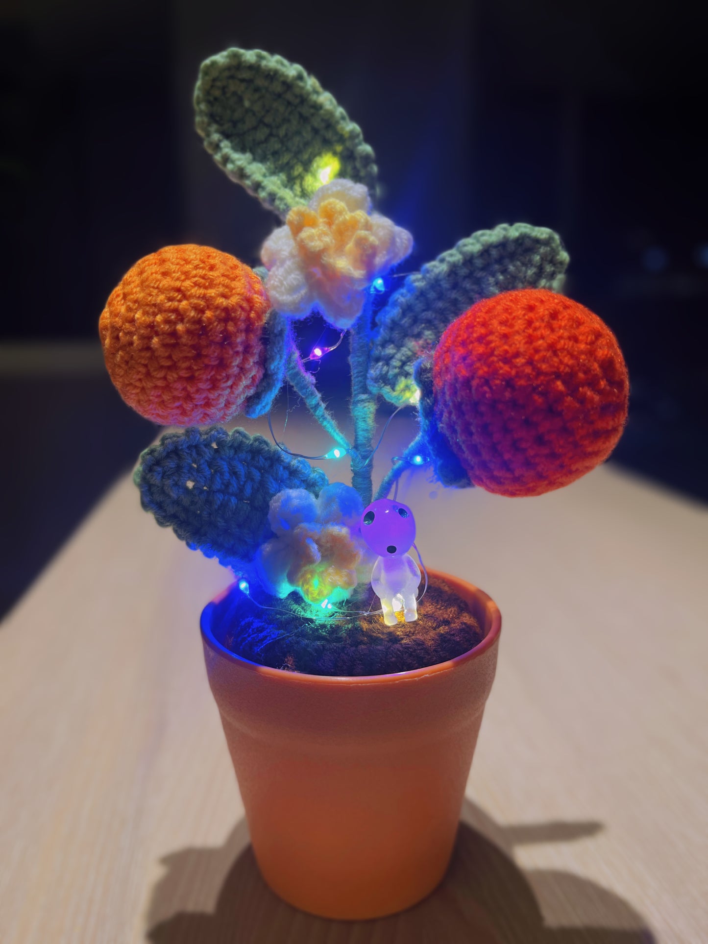 Piano di Persico a Maglia Fatto a Mano - Replica Realista di Frutto - Decorazione Unica per la Casa - Regalo Perfetto per gli Amanti delle Piante - Artigianale