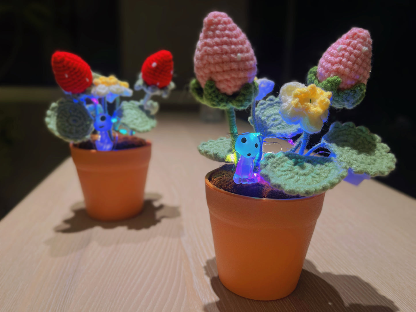 Handmade Strawberry Crochet Pot Plant - Adorabile Decorazione per la Casa - Regalo Perfetto per gli Amanti delle Piante - Pianta Falsa Realistica con una Luce Morbida - Realizzata a Mano