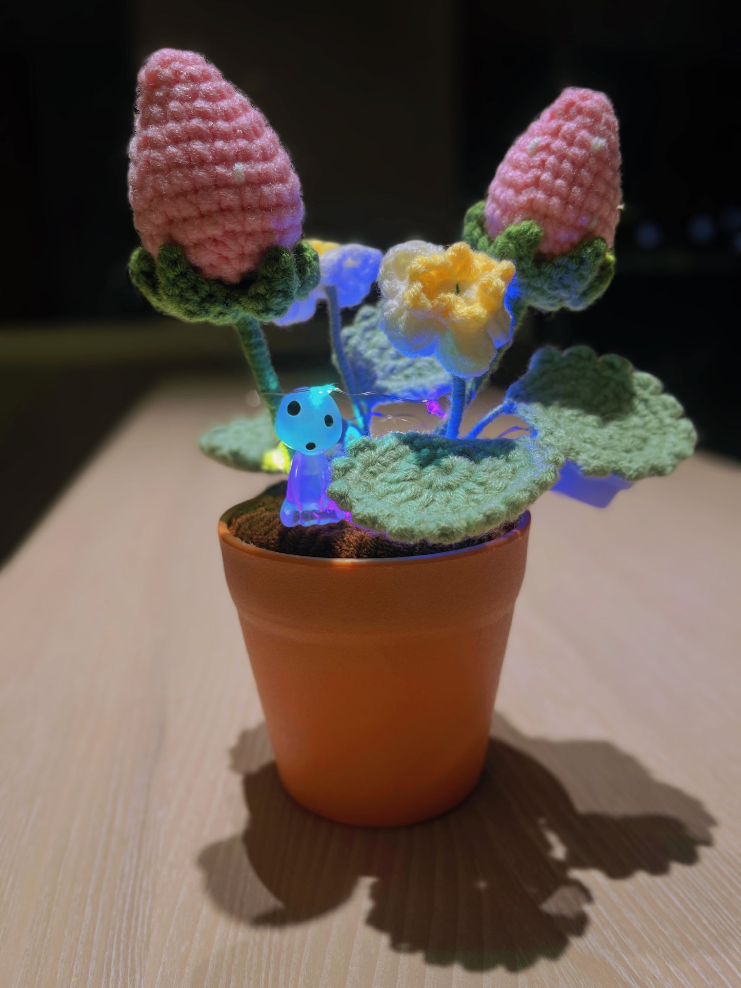 Handmade Strawberry Crochet Pot Plant - Adorabile Decorazione per la Casa - Regalo Perfetto per gli Amanti delle Piante - Pianta Falsa Realistica con una Luce Morbida - Realizzata a Mano