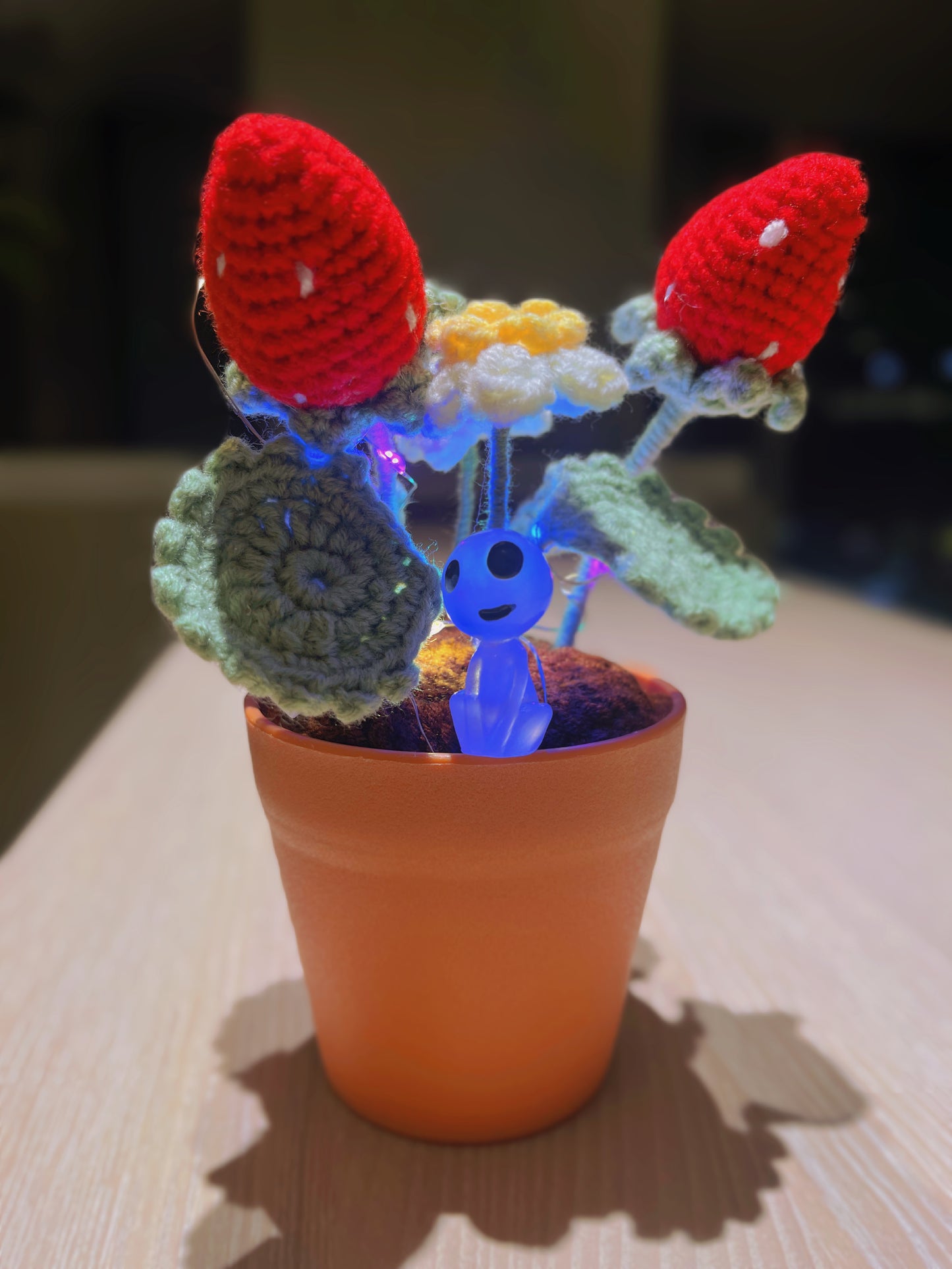 Handmade Strawberry Crochet Pot Plant - Adorabile Decorazione per la Casa - Regalo Perfetto per gli Amanti delle Piante - Pianta Falsa Realistica con una Luce Morbida - Realizzata a Mano