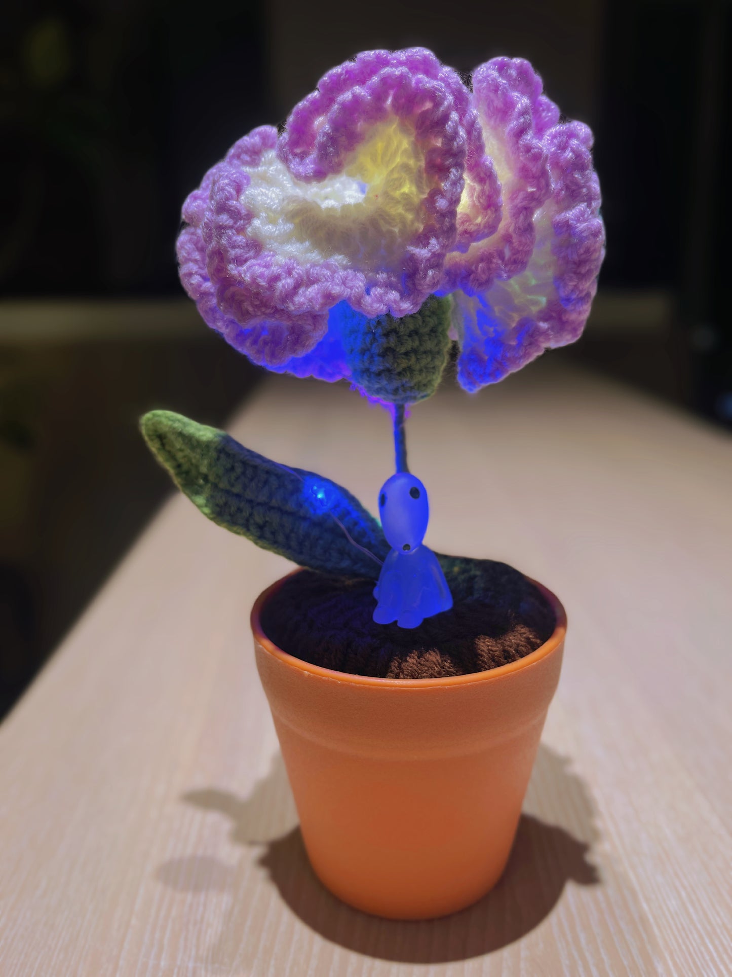 Planta de claveles tejida a mano - Falsa flor realista - Decoración única para el hogar - Regalo perfecto para los amantes de las plantas - Hecha a mano