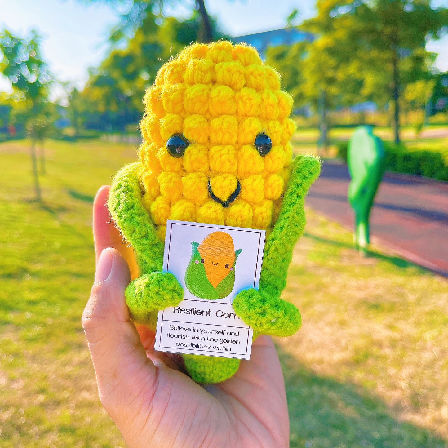Peluche de maíz resiliente hecho a mano con frase positiva - Único acento decorativo para el hogar, la oficina o eventos especiales - Encanto rural y campestre del arte del maíz