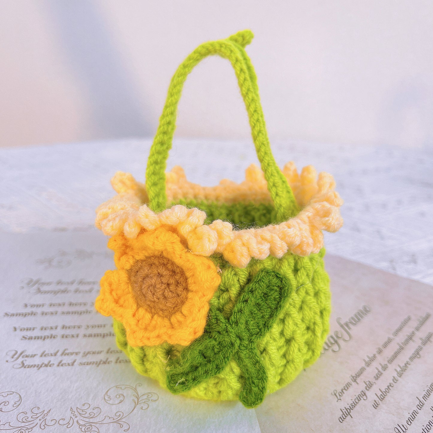 Cesta de flores tejida a mano en ganchillo colorida con Olvidadas, Rosas, Girasoles y Narcisos