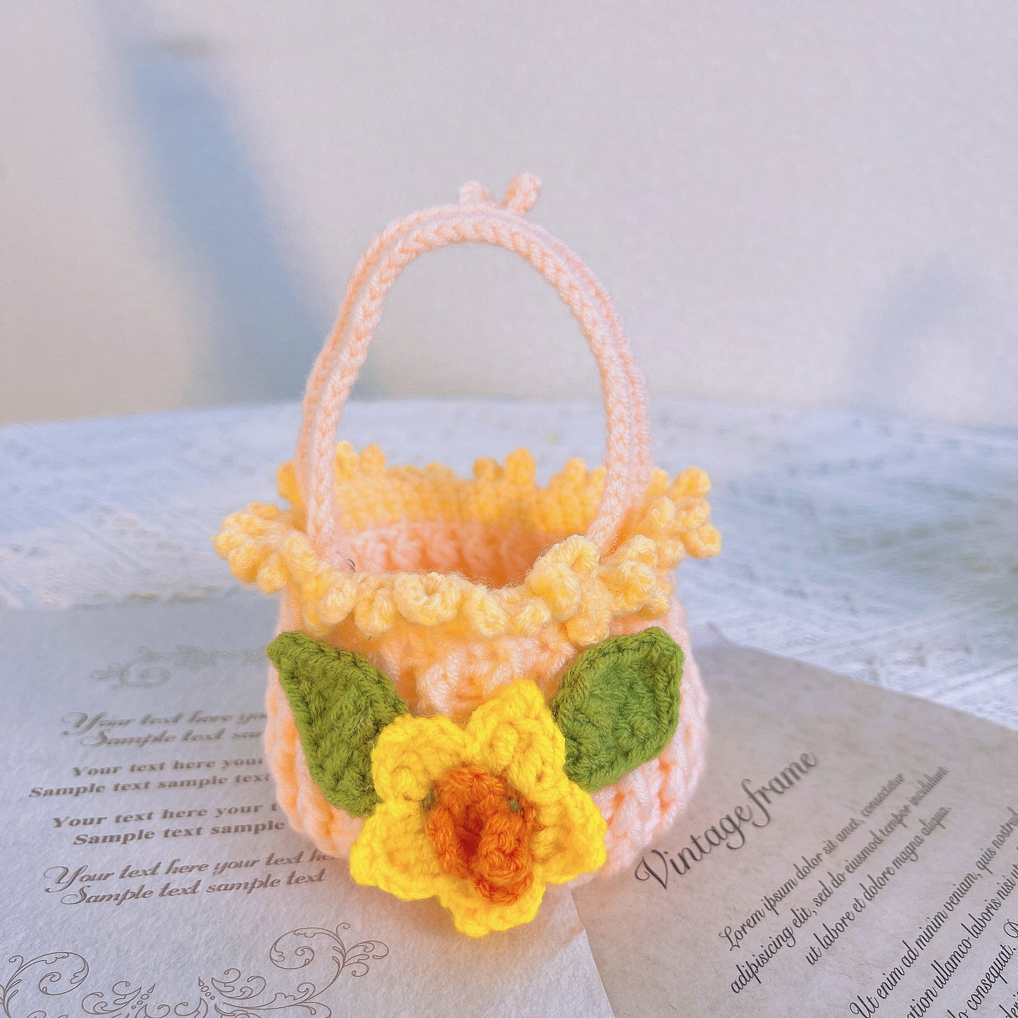 Cesta de flores tejida a mano en ganchillo colorida con Olvidadas, Rosas, Girasoles y Narcisos