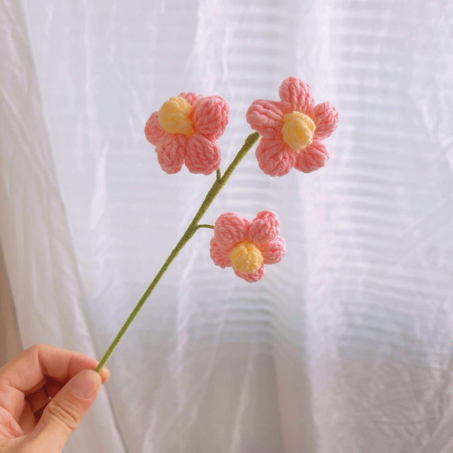 Mazzo di Fiori a Crochet Artigianale "Tonalità Rosa e Giallo" - Con Girasoli Grandi e Piccoli a Crochet, Rose a Gradiente Rosa e Bianco, Puff Bianchi, Rosa e Gialli, Foglie Verdi e Calla Bianche - Ideale per la Primavera, la Festa della Mamma e Occasioni 