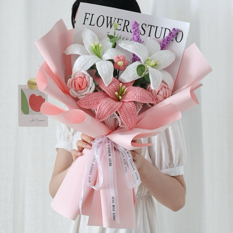 Mazzo di fiori fatto a mano a uncinetto di rose, gigli, lavanda e altro - Bella disposizione ROSA