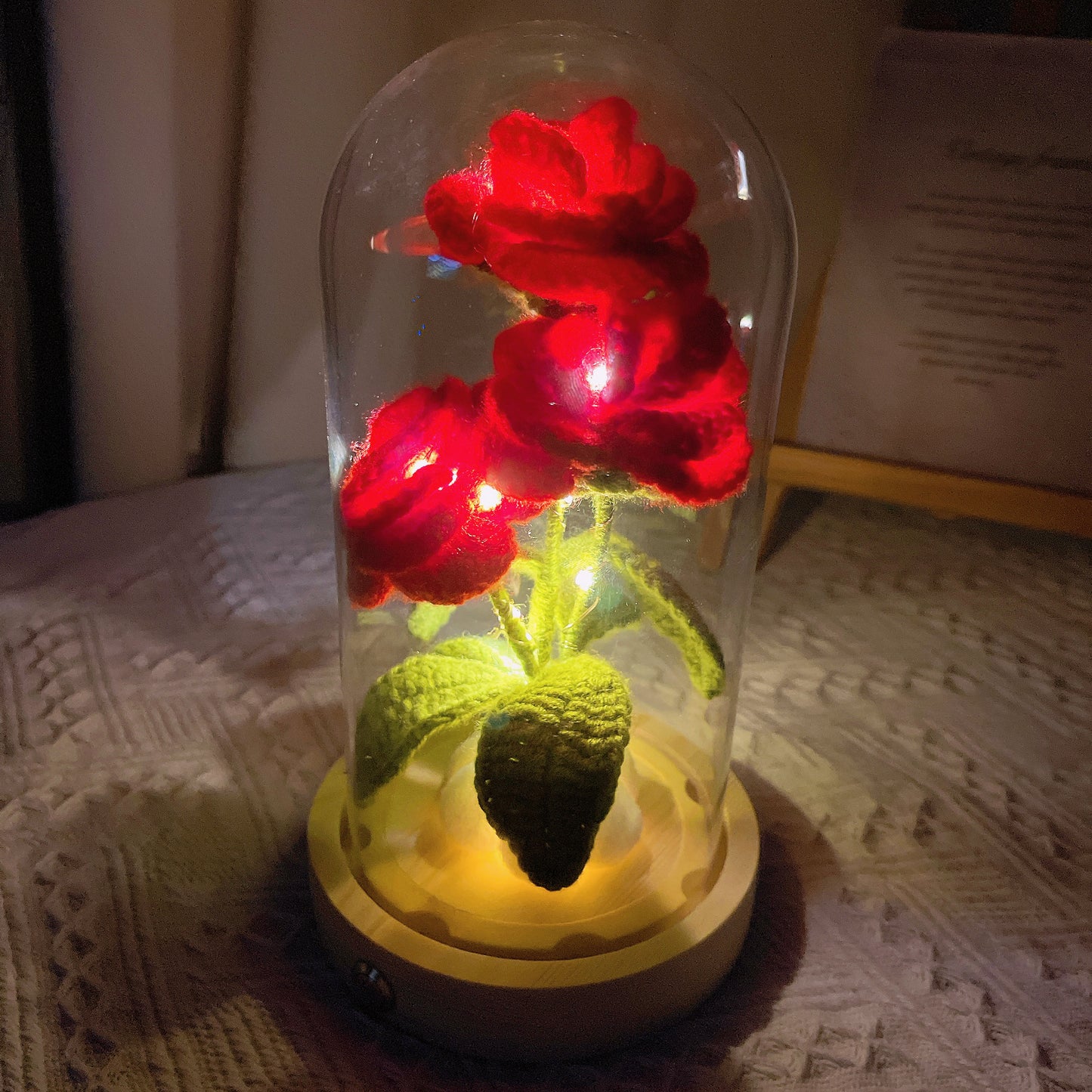 Lanterne rose au crochet enchantée faite à la main avec abat-jour en verre, base en bois et alimentation par batterie - Cadeau d'anniversaire de la Saint-Valentin