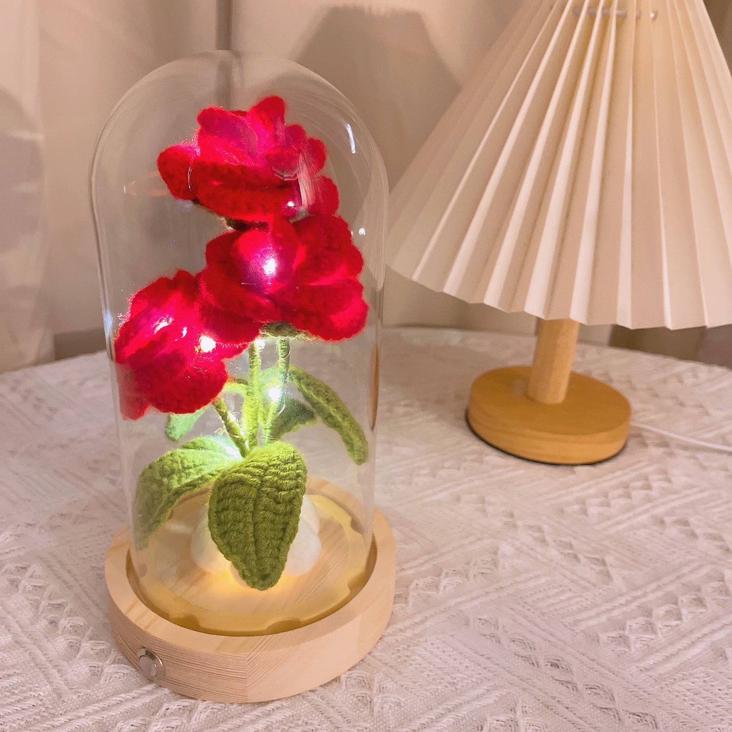 Lanterne rose au crochet enchantée faite à la main avec abat-jour en verre, base en bois et alimentation par batterie - Cadeau d'anniversaire de la Saint-Valentin