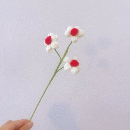 Buquê de flores crochê artesanal em tons vermelho e laranja - apresentando grandes rosas vermelhas, tulipas laranjas em pleno florescimento e ainda fechadas, minirosas vermelhas e laranjas, bolhas brancas e vermelhas, cravos vermelhos - perfeito para o Di