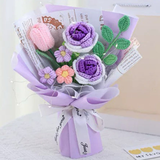 Violet Meadows: Handgefertigter gehäkelter Blumenstrauß – exquisite lila Kollektion aus Tulpen, Rosen, Puffs und Grünpflanzen