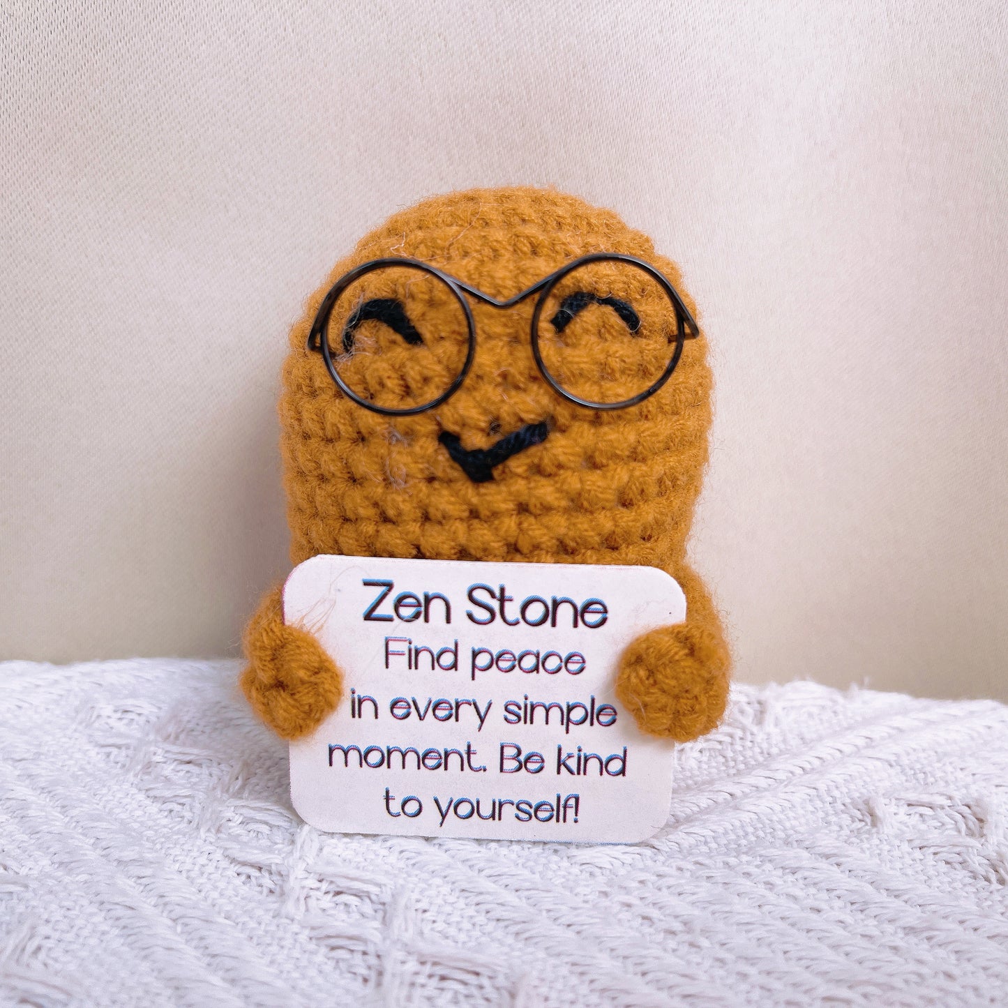 Pierre de bonheur au crochet avec texte personnalisé et pot fleuri - Cadeau de bien-être en pierre positive de soutien émotionnel