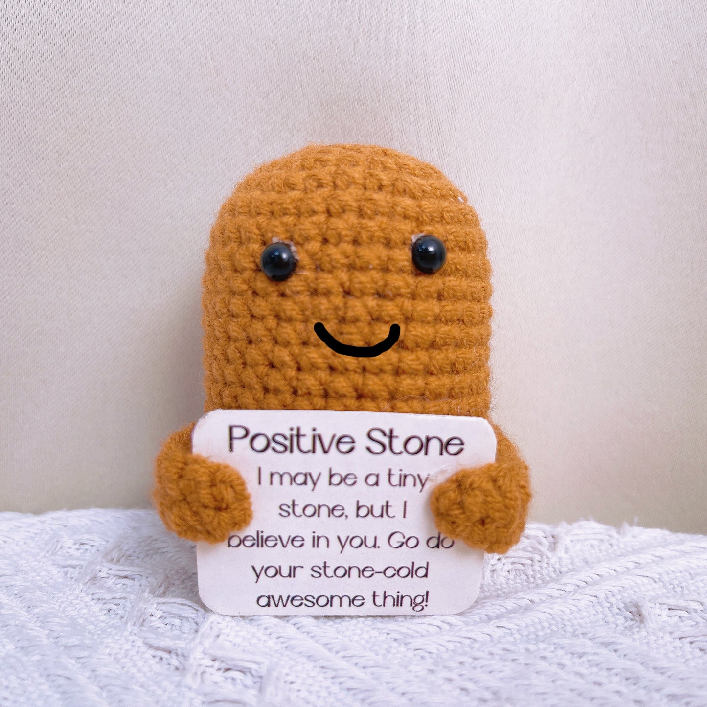 Pierre de bonheur au crochet avec texte personnalisé et pot fleuri - Cadeau de bien-être en pierre positive de soutien émotionnel