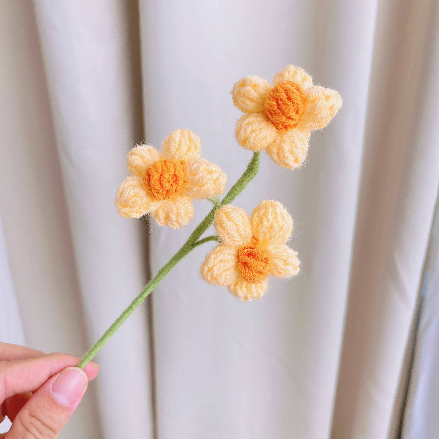 Buquê de Girassóis e Lírios Feito à Mão em Tons de Amarelo e Laranja - Rosas em Gradiente de Branco a Amarelo, Rosas Laranjas, Bolinhos Brancos, Amarelos e Laranjas - Perfeito para Dias Ensolarados, Celebrações de Verão e Ocasiões Alegres.