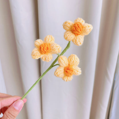 Buquê de Girassóis e Lírios Feito à Mão em Tons de Amarelo e Laranja - Rosas em Gradiente de Branco a Amarelo, Rosas Laranjas, Bolinhos Brancos, Amarelos e Laranjas - Perfeito para Dias Ensolarados, Celebrações de Verão e Ocasiões Alegres.