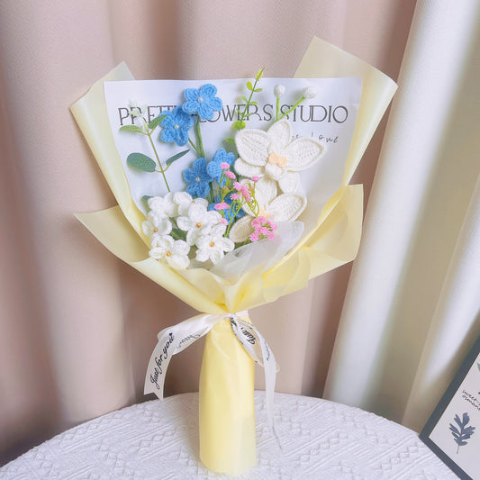 Ramalhete de Casamento Artesanal com Embalagem Amarela e Flores Mistas - Ervas-de-Santa-Maria Azuis Verticais e Brancas Horizontais, Falcões-Brancos Bicabeçados, Suspiro-de-Bebê Rosado Artificial, Eucalipto e Folhas-de-Dinheiro