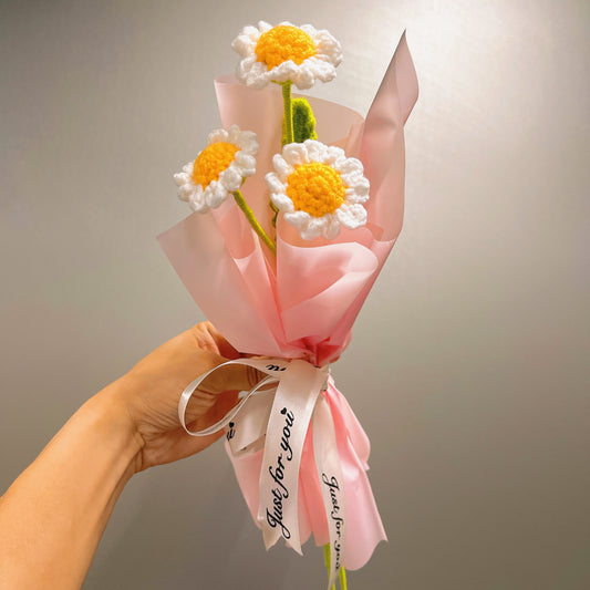 Blumen für den Geburtsmonat April: Handgefertigter Strauß mit 3 Gänseblümchen – Geburtstagsblumen zum Feiern besonderer Anlässe