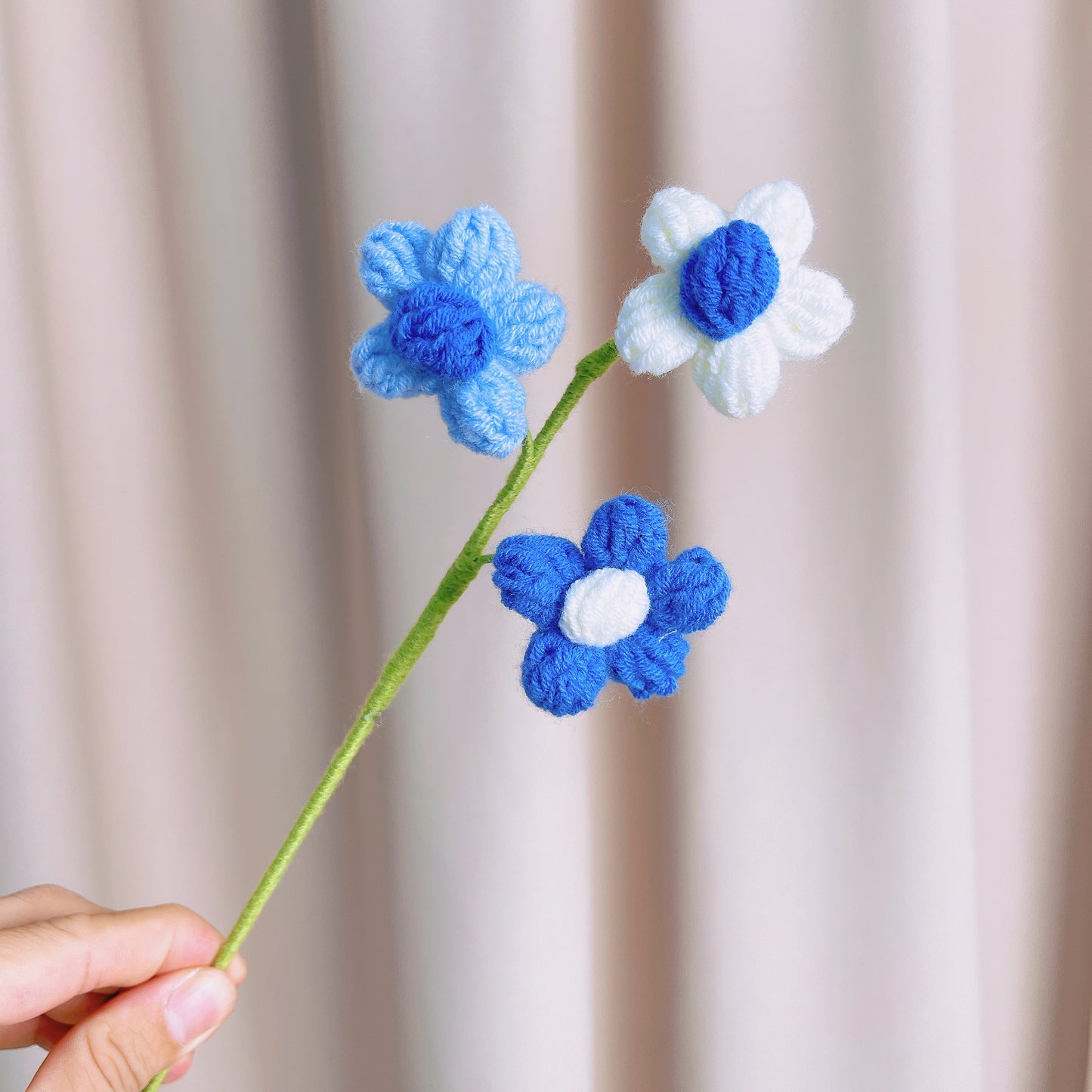 Arranjo Floral Artesanal de Crochê Completamente Azul com Envoltório Branco e Delicado Design de Floco de Neve