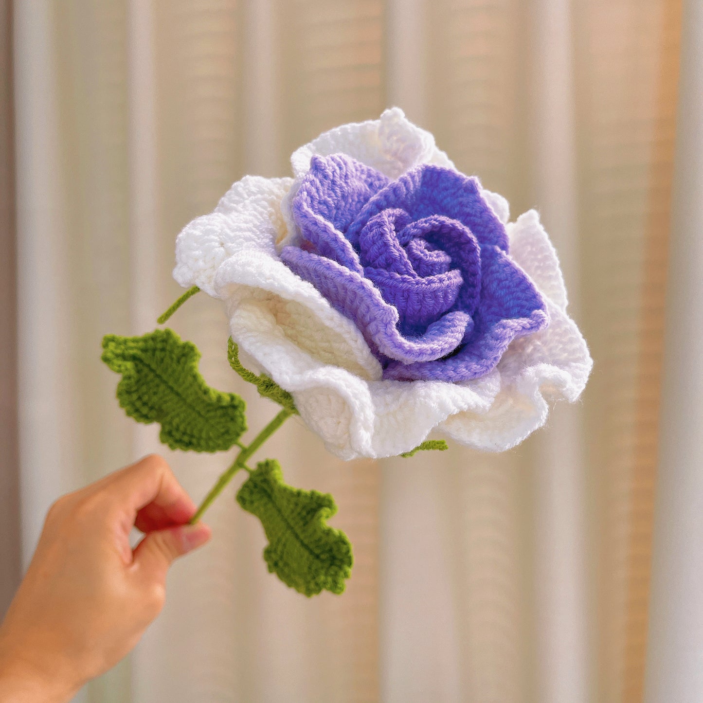 Ramalhete de Flores Crochê Artesanal comTons de Roxo - Apresentando Grandes Rosas com Gradiente de Branco a Roxo, Tulipas Desabrochadas Roxas Claras, Tulipas fechadas Roxas Escuras, Mini-rosas Roxas Claras e Escuras Ideais para Casamentos, Aniversários e 