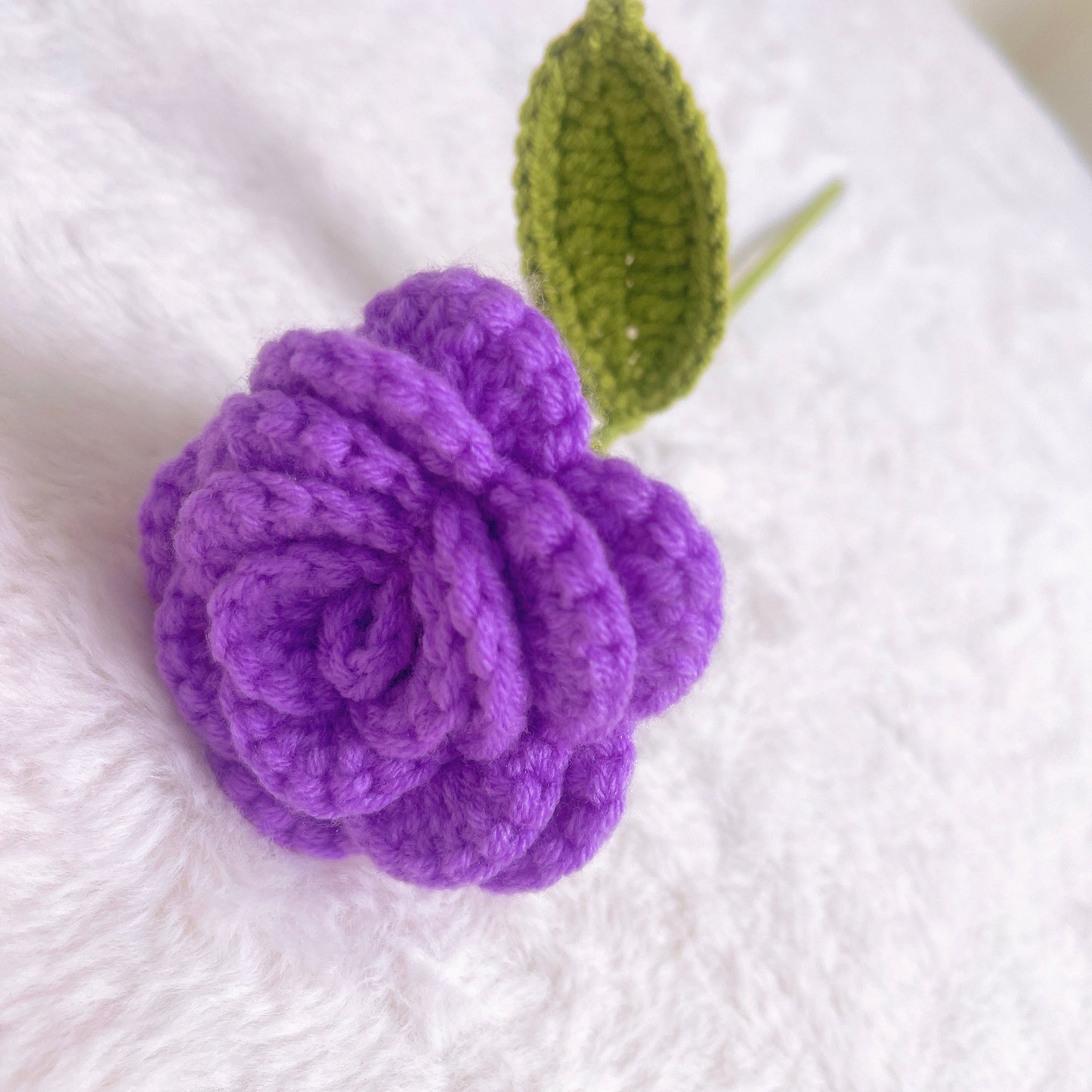 Ramalhete Romântico de Crochê Artesanal em Roxo - Símbolo do Amor, Rosa Extra Grande, Rosa em Forma de Copa de Vinho, Lavanda e Acentos Delicados