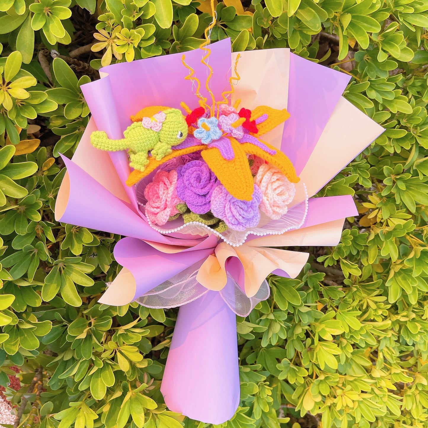 Princess Sundrop Gehäkelter Chamäleon-Blumenstrauß mit 8 Rosen – Geschenk zum Jahrestag für Freundin, Ehefrau, Abschlussfeier