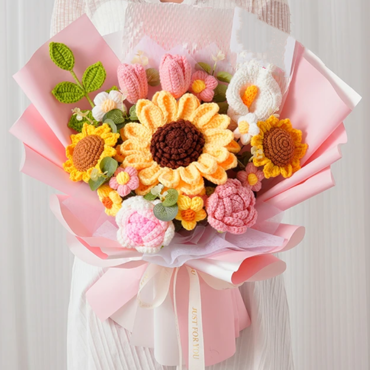 Mazzo di Fiori a Crochet Artigianale "Tonalità Rosa e Giallo" - Con Girasoli Grandi e Piccoli a Crochet, Rose a Gradiente Rosa e Bianco, Puff Bianchi, Rosa e Gialli, Foglie Verdi e Calla Bianche - Ideale per la Primavera, la Festa della Mamma e Occasioni 