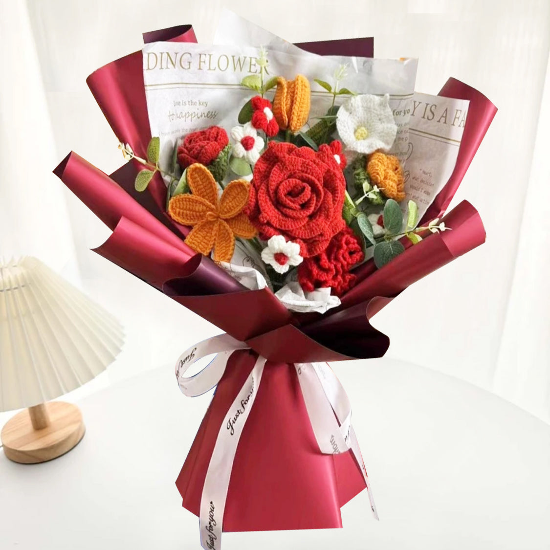 Buquê de flores crochê artesanal em tons vermelho e laranja - apresentando grandes rosas vermelhas, tulipas laranjas em pleno florescimento e ainda fechadas, minirosas vermelhas e laranjas, bolhas brancas e vermelhas, cravos vermelhos - perfeito para o Di