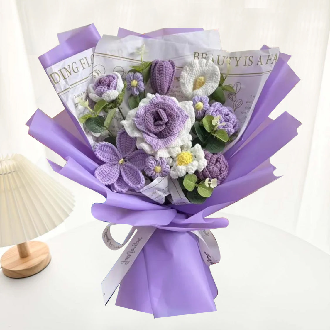 Ramalhete de Flores Crochê Artesanal comTons de Roxo - Apresentando Grandes Rosas com Gradiente de Branco a Roxo, Tulipas Desabrochadas Roxas Claras, Tulipas fechadas Roxas Escuras, Mini-rosas Roxas Claras e Escuras Ideais para Casamentos, Aniversários e 