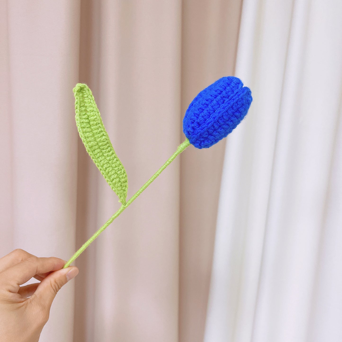 Arranjo Floral Artesanal de Crochê Completamente Azul com Envoltório Branco e Delicado Design de Floco de Neve