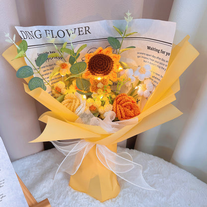 Arrangiamento di bouquet di girasoli a crochet fatto a mano con rose, crema e foglie di denaro con soffio di bambino – Regalo perfetto adatto alle persone con allergie per compleanni, anniversari e auguri di guarigione – Disponibile con imballaggio rosa, 