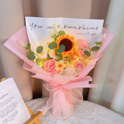 Arrangiamento di bouquet di girasoli a crochet fatto a mano con rose, crema e foglie di denaro con soffio di bambino – Regalo perfetto adatto alle persone con allergie per compleanni, anniversari e auguri di guarigione – Disponibile con imballaggio rosa, 