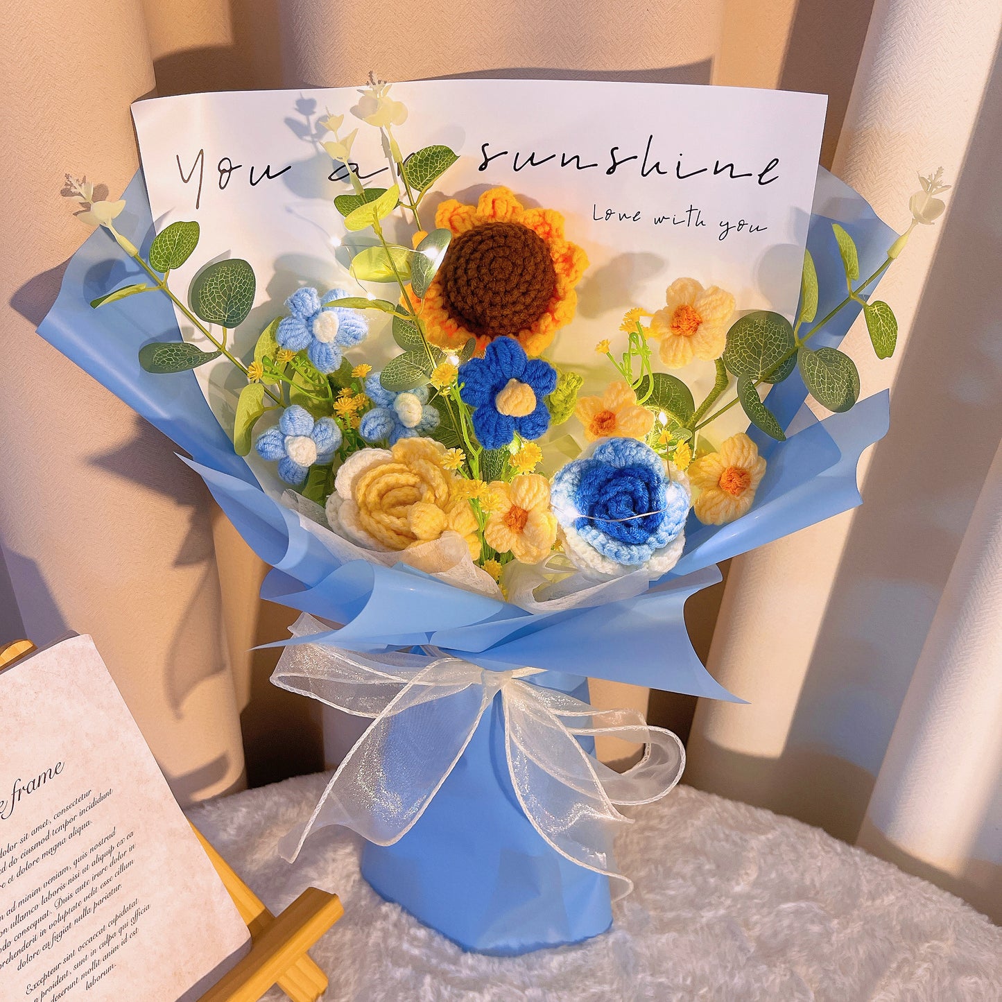 Arrangiamento di bouquet di girasoli a crochet fatto a mano con rose, crema e foglie di denaro con soffio di bambino – Regalo perfetto adatto alle persone con allergie per compleanni, anniversari e auguri di guarigione – Disponibile con imballaggio rosa, 