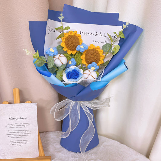 Blue Serenade : Bouquet de fleurs bleues au crochet fait à la main - Tournesols, pompons, coton et roses pour la Saint-Valentin