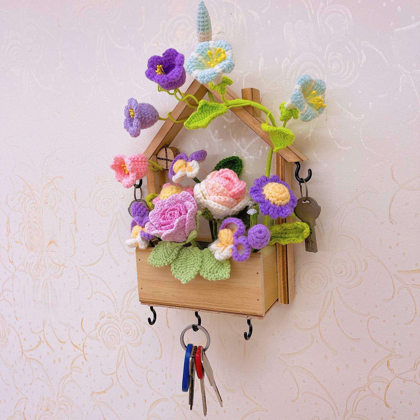 Handgefertigter Schlüsselhalter aus Holz als Wanddekoration mit floralem Hakendesign – rustikale Heimdekoration – perfekt für Eingangsbereiche und Geschenke