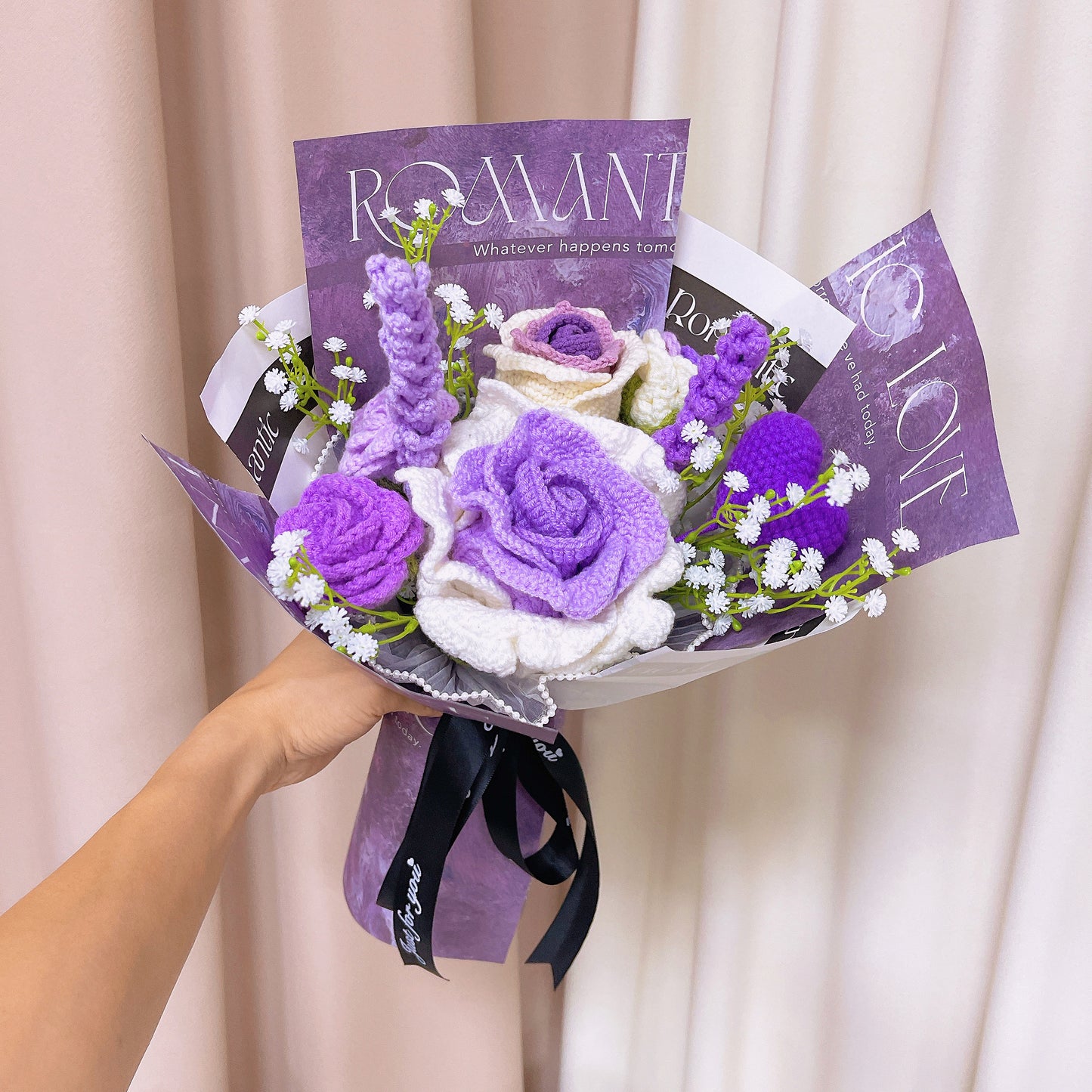 Ramalhete Romântico de Crochê Artesanal em Roxo - Símbolo do Amor, Rosa Extra Grande, Rosa em Forma de Copa de Vinho, Lavanda e Acentos Delicados