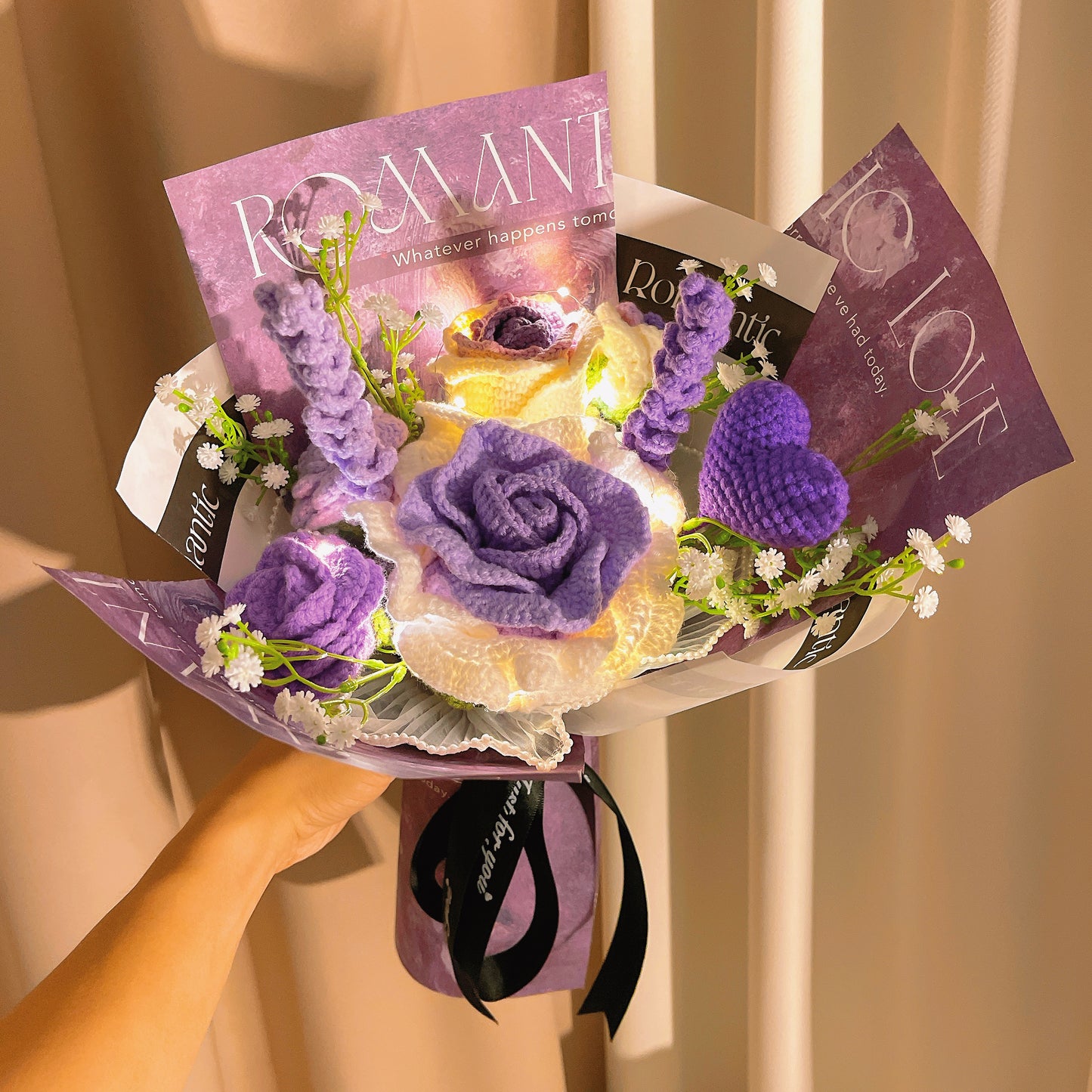Ramalhete Romântico de Crochê Artesanal em Roxo - Símbolo do Amor, Rosa Extra Grande, Rosa em Forma de Copa de Vinho, Lavanda e Acentos Delicados