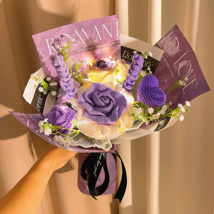 Ramalhete Romântico de Crochê Artesanal em Roxo - Símbolo do Amor, Rosa Extra Grande, Rosa em Forma de Copa de Vinho, Lavanda e Acentos Delicados