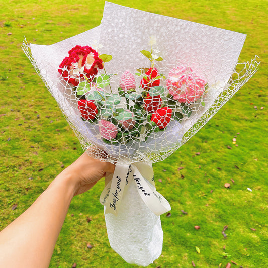 Buquê de Flores de Morango Crochêadas -s Brancas e Cor-de-Rosa Clássicas - Acentos Elegantes em Branco e Vermelho - Arranjo Floral Pronto para Dar como Presente