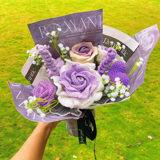 Ramalhete Romântico de Crochê Artesanal em Roxo - Símbolo do Amor, Rosa Extra Grande, Rosa em Forma de Copa de Vinho, Lavanda e Acentos Delicados