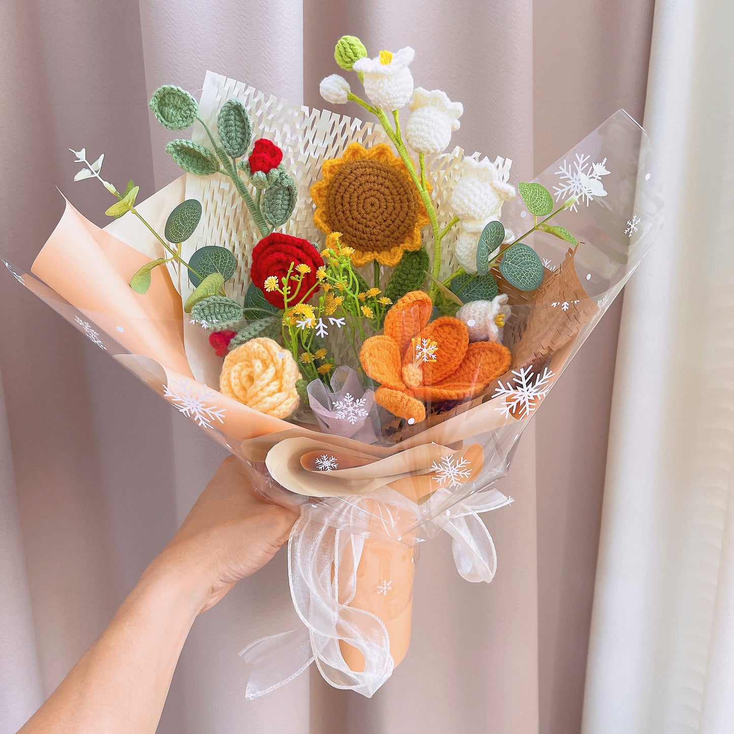 Ramalhete Artesanal de Crochê em Amarelo Macio com Acentos Florais Vermelhos, Laranjas e Brancos