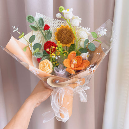 Ramalhete Artesanal de Crochê em Amarelo Macio com Acentos Florais Vermelhos, Laranjas e Brancos