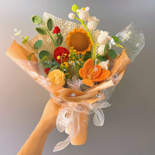 Ramalhete Artesanal de Crochê em Amarelo Macio com Acentos Florais Vermelhos, Laranjas e Brancos