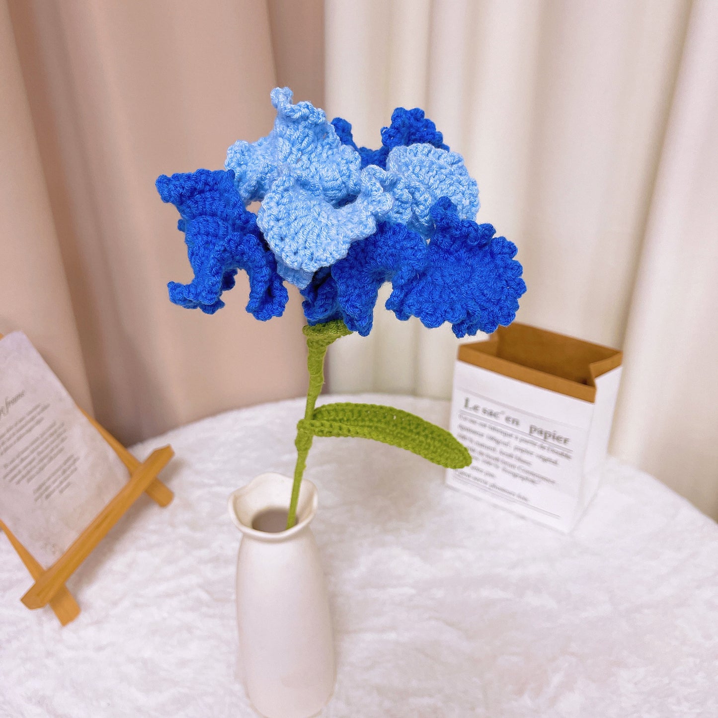 Arranjo Floral Artesanal de Crochê Completamente Azul com Envoltório Branco e Delicado Design de Floco de Neve