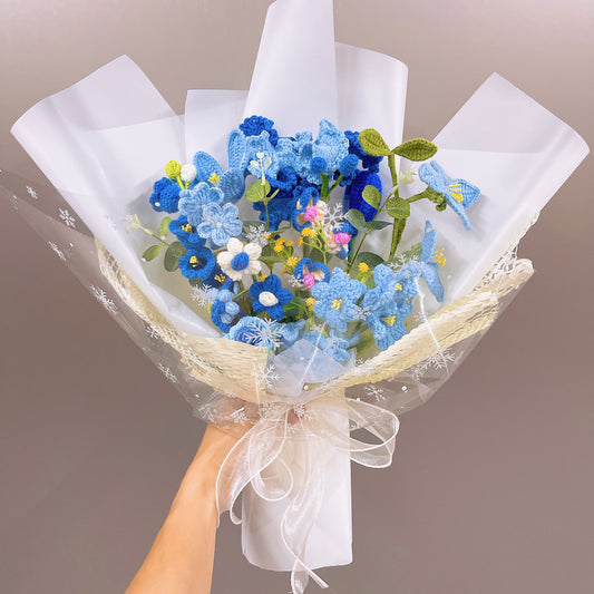 Arranjo Floral Artesanal de Crochê Completamente Azul com Envoltório Branco e Delicado Design de Floco de Neve