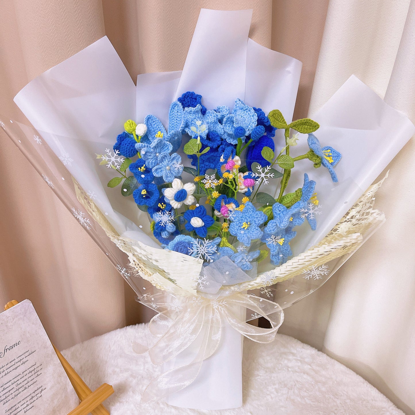 Arranjo Floral Artesanal de Crochê Completamente Azul com Envoltório Branco e Delicado Design de Floco de Neve