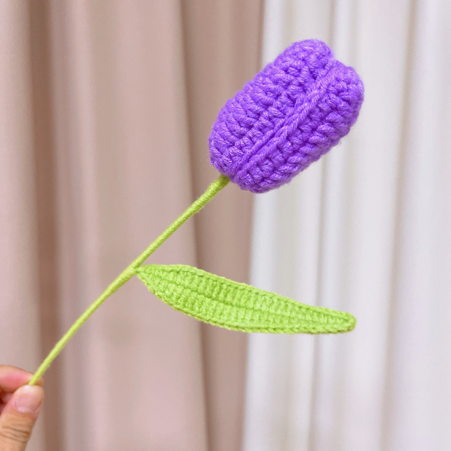 Ramalhete de Flores Crochê Artesanal comTons de Roxo - Apresentando Grandes Rosas com Gradiente de Branco a Roxo, Tulipas Desabrochadas Roxas Claras, Tulipas fechadas Roxas Escuras, Mini-rosas Roxas Claras e Escuras Ideais para Casamentos, Aniversários e 
