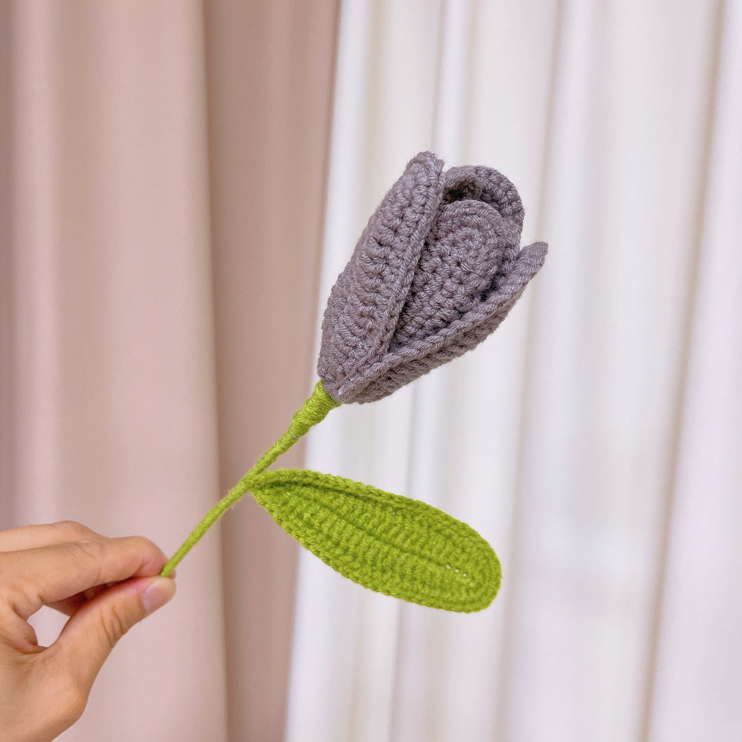 Ramalheira Feita à Mão em Cor Branco e Cinza - Tulipas, Margaridas e Embalagem em Forma de Espada